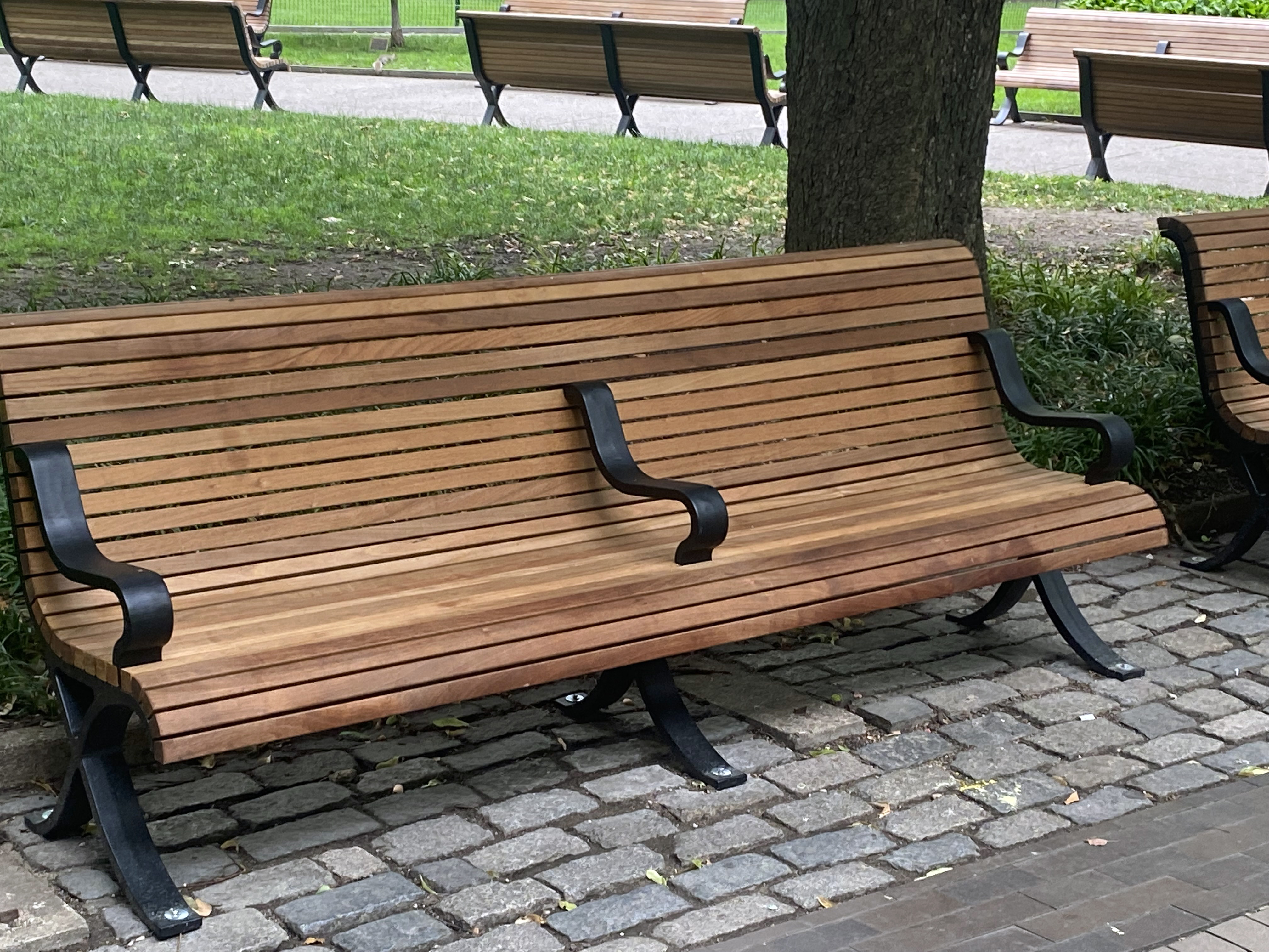 Exterior Hardwood Benches: Drainage Geometry, Joinery and Species for Built-In and Freestanding Seating