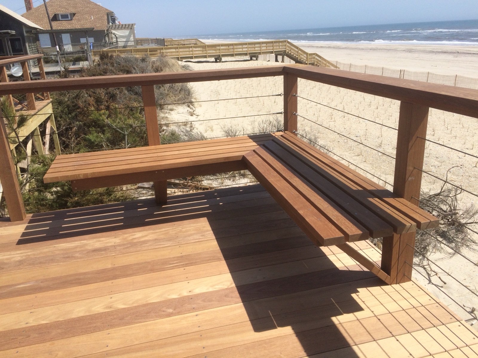 Beachfront Hardwood Decking That Dries: Ventilation, Board Width, and Movement Control in Salt Air