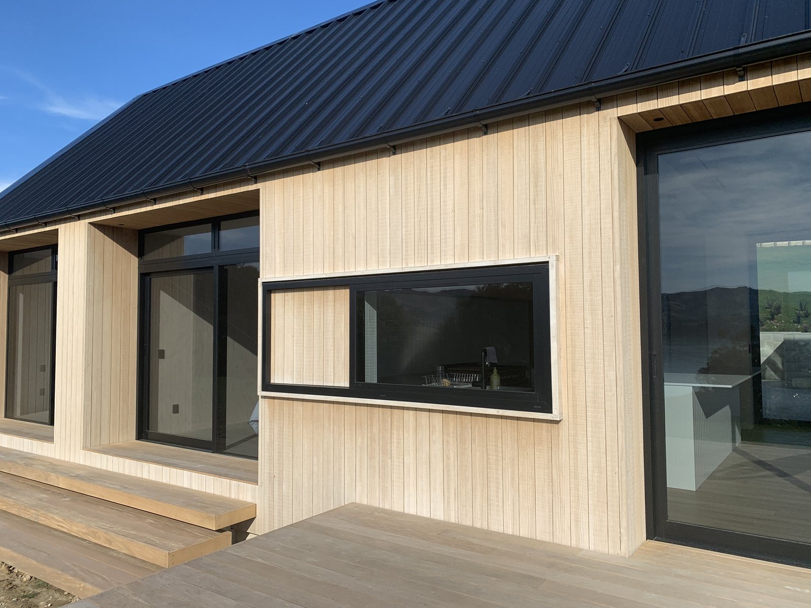 Freshly coated modified cladding on a finished wall